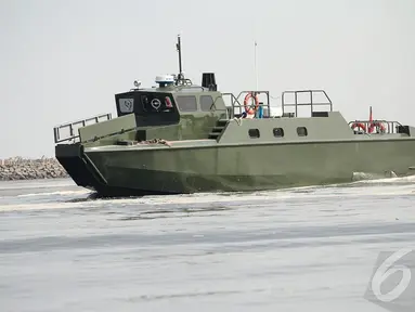 TNI AD memamerkan Kapal Motor Cepat (KMC) Komando terbaru di Pantai Ancol, Jakarta Utara, Selasa (29/4/2014) (Liputan6.com/Faizal Fanani).