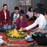 Sejumlah pemain film Pengabdi Setan baru saja menggelar syukuran bersama dengan anak yatim. Syukuran sebagai bentuk syukur atas pencapaian dua juga penonton selama 13 hari sejak dirilis. (Deki Prayoga/Bintang.com)