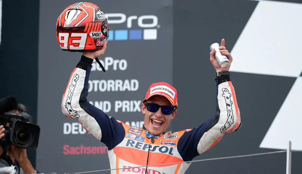 Pembalap Tim Repsol Honda Marc Marquez merayakan kemenangan pada gelaran MotoGP di Sirkuit Sachsenring, Jerman, Minggu (12/7/2015). Pembalap muda ini tak terbendung pada balapan kali ini. (AFP PHOTO/Robert Michael)