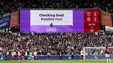 Gol tersebut awalnya terlihat sah. Bola hasil tembakan keras Wilson bahkan sudah melewati garis gawang sebelum akhirnya dibuang pemain Arsenal. (AFP/Adrian Dennis)