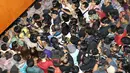 Pengunjung dan awak media berdesakan di depan pintu masuk ruang Sidang Vonis Jesicca, di PN Jakarta Pusat,Kamis (27/10). Jelang vonis Jessica,  kepolisian dan petugas PN memperketat penjagaan pintu masuk. (Liputan6.com/Helmi Affandi)