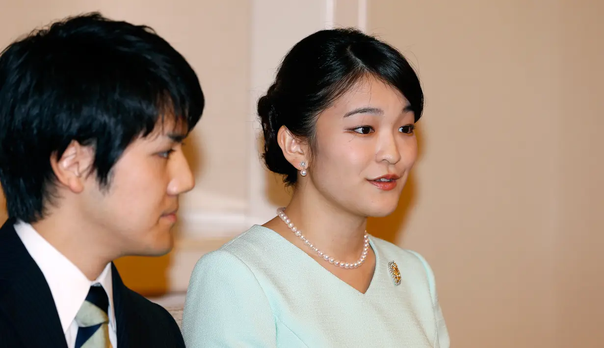 Putri Mako dan Komuro ketika mengumumkan pertunangannya di Tokyo, Jepang, (3/9). Kei Komuro  merupakan teman kuliah Putri Mako di International Christian University. (AFP Photo/Pool/Shizuo Kambayashi)