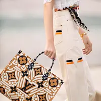 Koleksi musim panas Louis Vuitton hadirkan corak bernuansa khas kain batik.