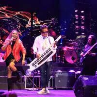 Konser 5upergroup diisi oleh grup papan atas Tanah Air. Lima grup musik sukses menghibur para penonton yang memadati arena konser di Jakarta Convention Center, Senayan, Selasa (21/11/2017) malam. (Adrian Putra/Bintang.com)