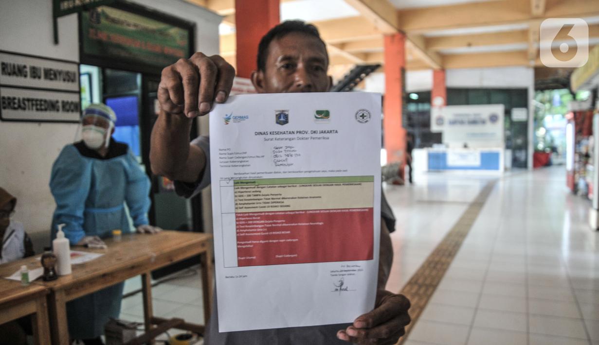 Sopir menunjukkan surat layak jalan usai menjalani tes kesehatan di Terminal Kampung Rambutan, Jakarta Timur, Selasa (20/12/2022). Memasuki arus libur Natal dan Tahun Baru, Dinas Perhubungan bersama Dinas Kesehatan DKI Jakarta menggelar tes kesehatan bagi sopir dan kondektur selama seminggu ke depan guna mencegah penggunaan narkoba serta untuk menjamin keselamatan perjalanan. (merdeka.com/Iqbal S. Nugroho)