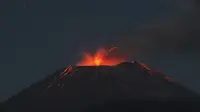 Letusan lava pijar bertipe strombolian pada kawah Gunung Slamet terlihat dari desa Pandansari, Paguyangan, Brebes, Jumat (12/9) dini hari kemarin (Antara/Idhad Zakaria)