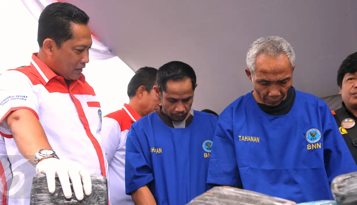 Kepala BNN Komjen Budi Waseso (kiri) berbincang dengan salah satu tersangka saat pemusnahan Narkoba di Tangerang, Rabu, (10/2). Barang bukti narkotika tersebut diperoleh dari pengungkapan empat kasus berbeda. (Liputan6.com/Faisal R Syam) 
