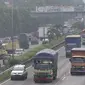 Truk melintas di ruas Jalan Tol Lingkar Luar Jakarta. (Liputan6.com/Immanuel Antonius)
