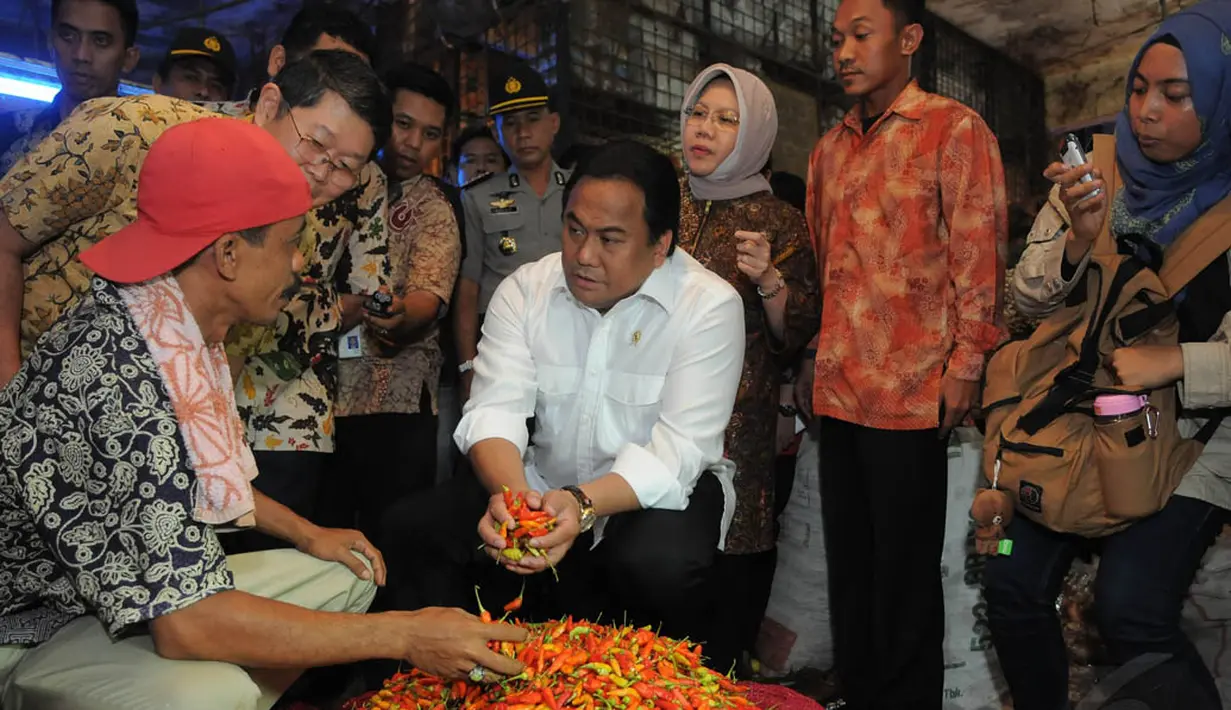Menteri Perdagangan (Mendag) Rachmat Gobel melakukan blusukan ke Pasar Induk Tanah Tinggi, Tangerang, Selasa (18/11/2014). (Liputan6.com/Herman Zakharia)