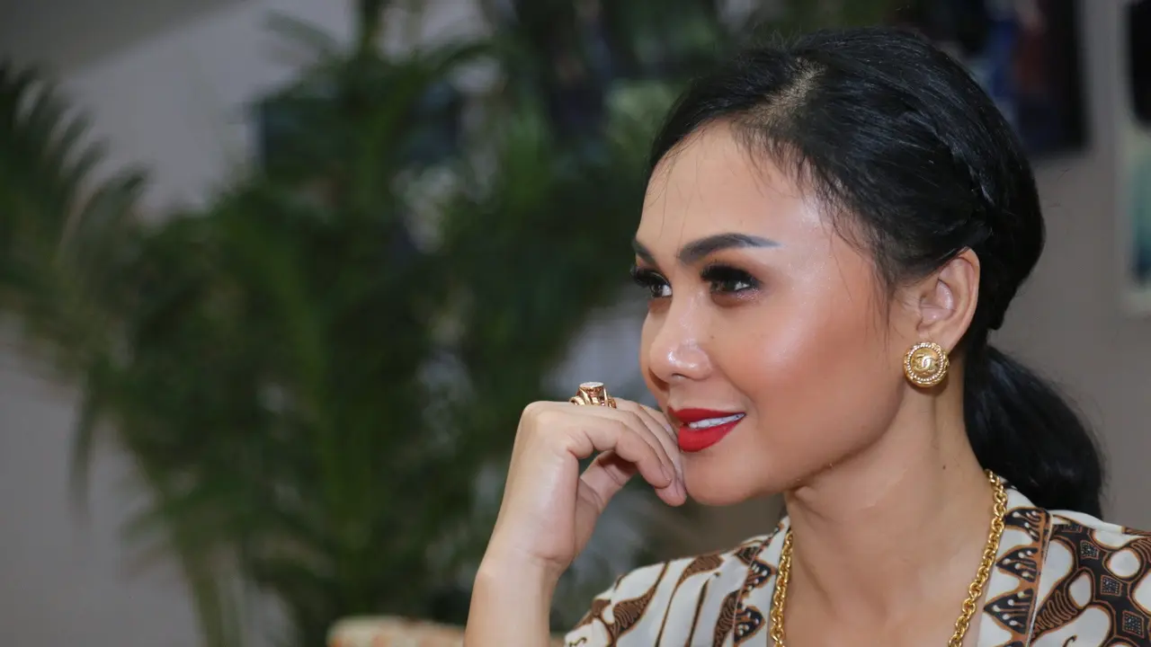 [Bintang] Yuni Shara dan Anaknya