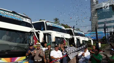 Direktur Utama PT Asabri (Persero) Sonny Widjaja saat melepas peserta Mudik Gratis Bareng Asabri di Jakarta, Jumat (31/5/2019). Asabri memberangkatkan 1.300 pemudik dengan tujuan empat kota di Pulau Jawa yakni, Semarang, Surabaya, Yogyakarta dan Solo. (Liputan6.com/Johan Tallo)