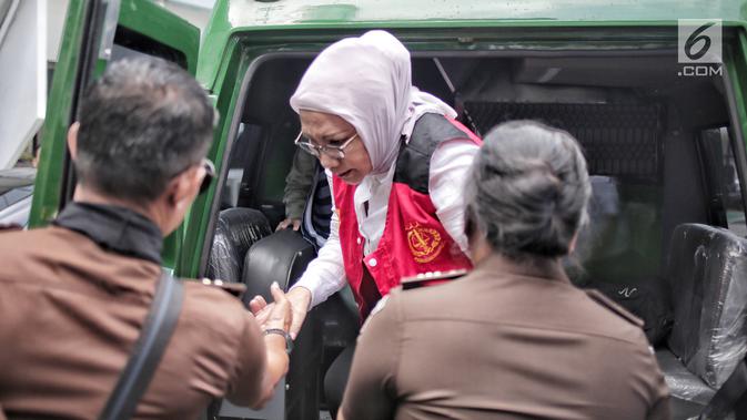 Terdakwa kasus penyebaran berita bohong atau hoaks Ratna Sarumpaet turun dari mobil tahanan setibanya untuk menjalani sidang lanjutan di Pengadilan Negeri Jakarta Selatan, Selasa (7/5/2019). Sidang kali ini menghadirkan saksi meringankan dari pihak terdakwa. (Liputan6.com/Faizal Fanani)