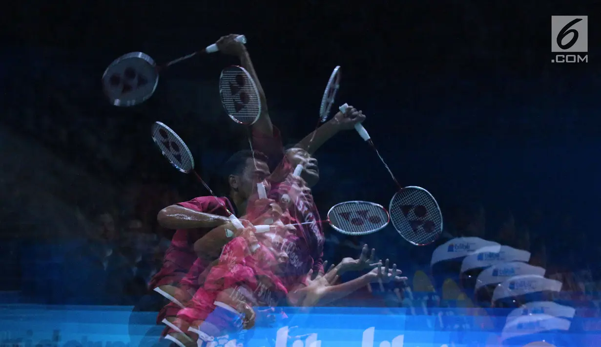 Tunggal putra Indonesia, Tommy Sugiarto melakukan smesh saat melawan pebulu tangkis Jepang, Kento Momota pada 8 besar Indonesia Open 2018 di Istora GBK, Jakarta, Jumat (6/7). Tommy kalah 11-21, 15-21. (Liputan6.com/Helmi Fithriansyah)