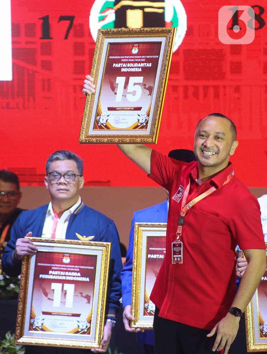 Ketua Umum PSI Giring Ganesha menerima nomor urut di gedung KPU, Jakarta, Rabu (14/12/2022). Komisi Pemilihan Umum (KPU) menggelar acara pengundian dan penetapan nomor urut partai politik peserta Pemilu 2024. 17 partai politik yang lolos menjadi peserta Pemilu 2024 pun telah mendapatkan nomor urutnya masing-masing. (Liputan6.com/Herman Zakharia)