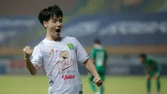Persebaya Surabaya sukses bangkit dari keterpurukan setelah kalah dalam dua laga beruntun. Adalah Taisei Marukawa yang tampil apik sepanjang pertandingan saat melawan PSS Sleman dengan menyumbangkan dua dari tiga gol yang diraih Persebaya. (Bola.com/Bagaskara Lazuardi)