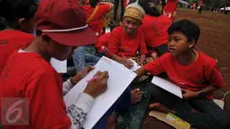 Seorang anggota sahabat anak marjinal dari Jabodetabek menulis surat untuk menyampaikan aspirasinya di Bumi Perkemahan Ragunan, Jakarta, Sabtu (30/7). Kegiatan menulis surat yang mengusung tema 'Gizi untuk Prestasi'. (Liputan6.com/Gempur  M Surya)