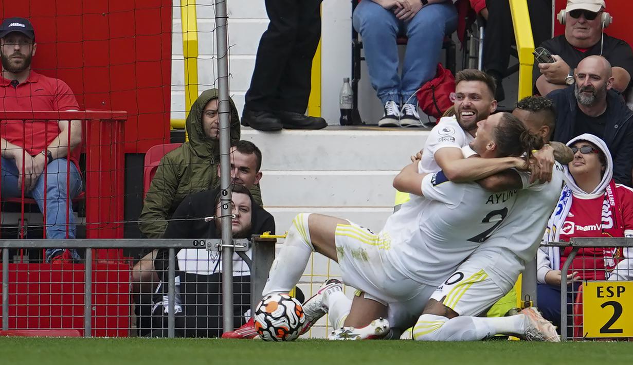 Di awal babak kedua, Leeds United mengejutkan Manchester United. Pada menit ke-48 tembakan keras Luke Ayling meluncur deras ke atas kanan gawang David De Gea. Leeds menyamakan skor 1-1. (Foto: AP/Jon Super)