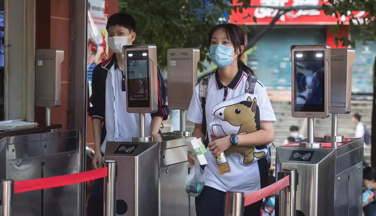 Para siswa memasuki gedung SMA Wuhan di Wuhan, ibu kota Provinsi Hubei, China, 1 September 2020. Total 2.842 taman kanak-kanak, sekolah dasar dan sekolah menengah di Wuhan, kota besar yang pernah dilanda parah covid-19, telah dibuka kembali untuk menyambut sekitar 1,4 juta siswa. (Xinhua/Xiao Yijiu)