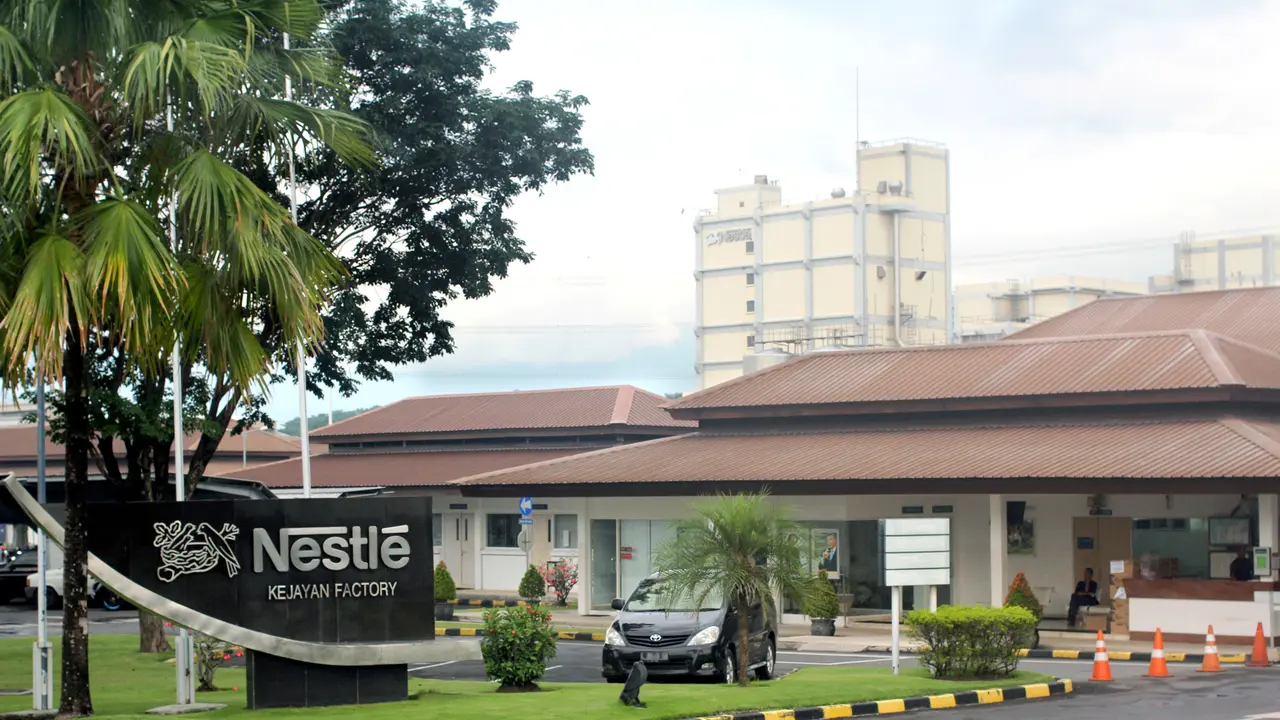 Nestlé Indonesia memiliki tiga pabrik di Indonesia yang memproduksi berbagai produk susu, makanan dan minuman dengan merek seperti Dancow, Milo, Nescafe, KitKat, bear Brand, dan lain-lain. (Dok Nestlé)