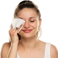 4 Dampak Buruk Menggunakan Tisu Basah Untuk Membersihkan Wajah / copyright shutterstock