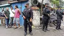 Petugas polisi bersenjata melakukan penjagaan di dekat Polsek Astana Anyar, Bandung, Jawa Barat, tempat ledakan terjadi, Rabu (7/12/2022). Hingga kini polisi masih menyelidiki dan mengamankan area lokasi ledakan diduga merupakan aksi bom bunuh diri tersebut. (AP Photo/Ahmad Fauzan)