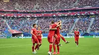 Para pemain Rusia saat merayakan gol Fedor Smolov pada pertandingan perdana Piala Konfederasi 2017, di Stadion Krestovsky, Sabtu (17/6/2017). (AFP/Mladen Antonov). 