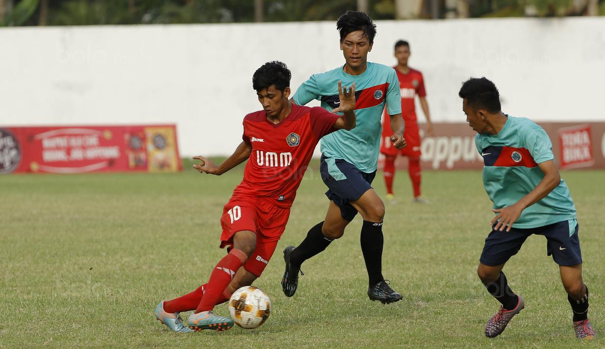 Pemain Universitas Muhammadiyah Malang (UMM), Prasetyo, berusaha melewati pemain Universitas Negeri Malang (UM) pada laga final Torabika Campus Cup 2017 di Stadion UM, Malang, Kamis, (02/11/2017). UMM menang 2-0 atas UM. (Bola.com/M Iqbal Ichsan)