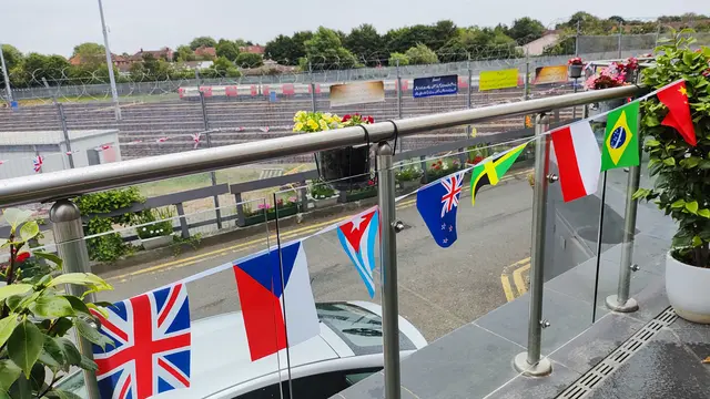 Bendera negara-negara peserta jalsa salana di Masjid Baitul Futuh (Liputan6/Elin Kristanti)