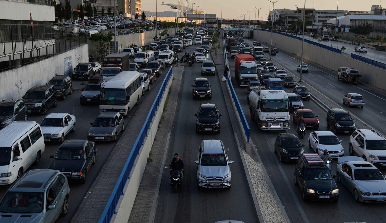 Menurut Kementerian Sosial Lebanon, setidaknya 83.000 orang telah mengungsi sejak Israel melancarkan serangan udara pada pekan ini. Tampak dalam foto, mobil-mobil terjebak kemacetan di jalan raya saat warga mengungsi akibat serangan udara Israel di Dahiyeh, pinggiran selatan Beirut, Lebanon, Kamis 5 Maret 2026. (AP Photo/Bilal Hussein)