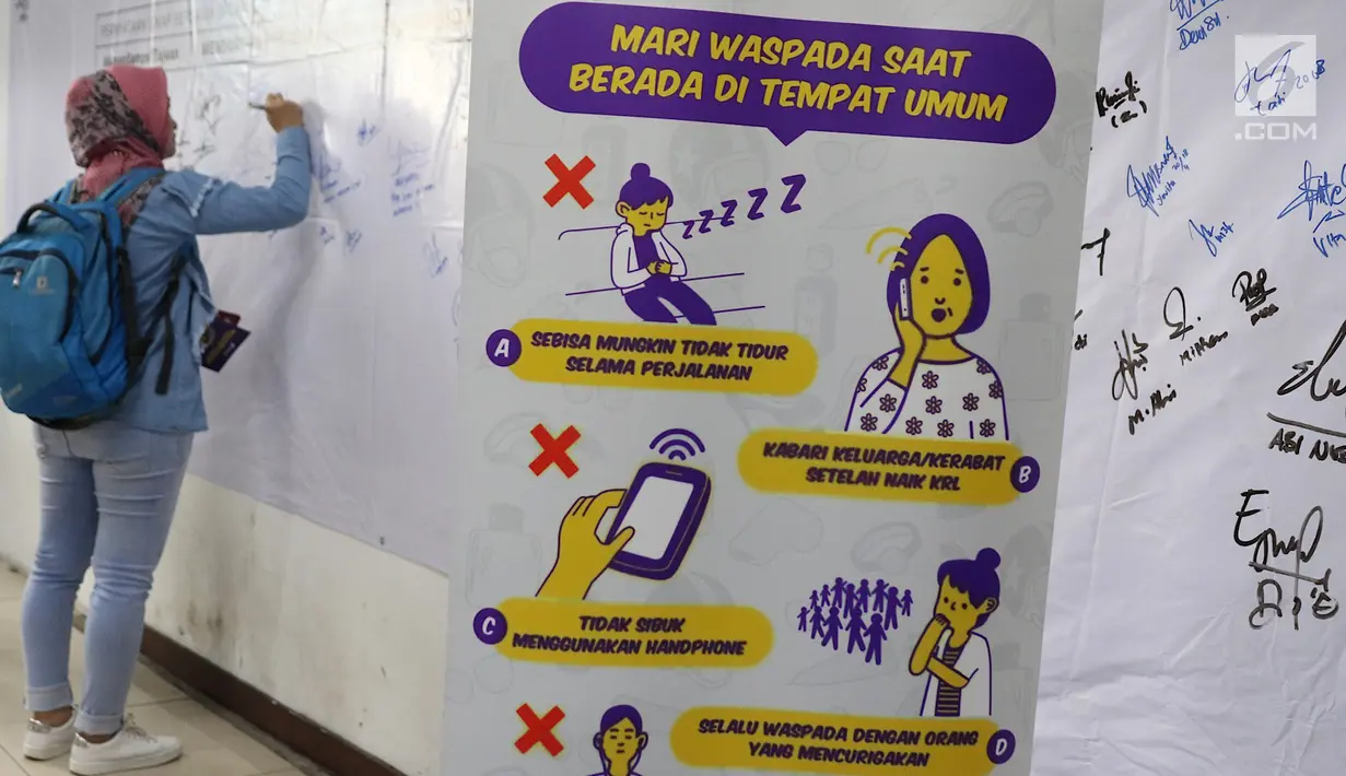 Pengguna KRL membubuhkan tanda tangan saat sosialisasi pencegahan pelecehan seksual di KRL, Jakarta, Jumat (20/4). Kegiatan ini dalam rangka menyambut Hari Kartini. (Liputan6.com/Immanuel Antonius)