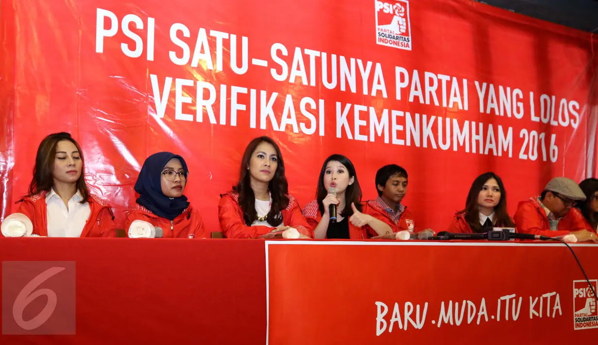 Ketum Partai Solidaritas Indonesia (PSI) Grace Natalie memberikan keterangan saat menggelar konferensi pers di kawasan HR Rasuna Said, Jakarta, Selasa (11/10). Tertanggal 7 Oktober 2016, PSI resmi menjadi parpol di Indonesia. (Liputan6.com/Helmi Afandi)