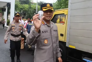 Kapolres Tangerang Selatan (Tangsel) AKBP Boy Jumalolo melakukan cek urine di Mapolres Tangsel, Senin (23/2/2026). (Foto: Liputan6.com/Pramita Tristiawati).