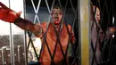 Sejumlah orang berdandan Zombie selama acara pembukaan wahana "The Walking Dead Experience-Chapter One" di Atlanta, Amerika Serikat, (29/10/2015). Pertunjukan  menampilkan efek khusus canggih untuk menambah ketakutan pengunjung. (REUTERS/Tami Chappell)