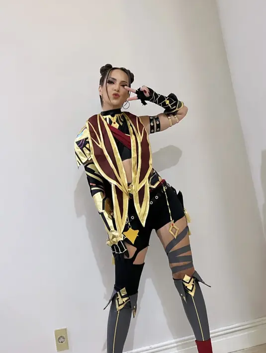 Dengan gaya rambut cepol 2, banyak yang menyimpulkan Nia Ramadhani bergaya ala Chun Li di Streetfighter. Benarkah? [Foto: Instagram @fadiljaili)