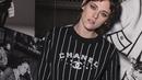 Kristen Stewart berpose menghadiri koleksi busana Chanel Spring/Summer 2023 selama Paris Fashion Week di Paris pada Selasa, 4 Oktober 2022. Dia menyempurnakan kulitnya yang sempurna dengan sapuan eyeshadow cokelat yang halus. (Photo by Vianney Le Caer/Invision/AP)