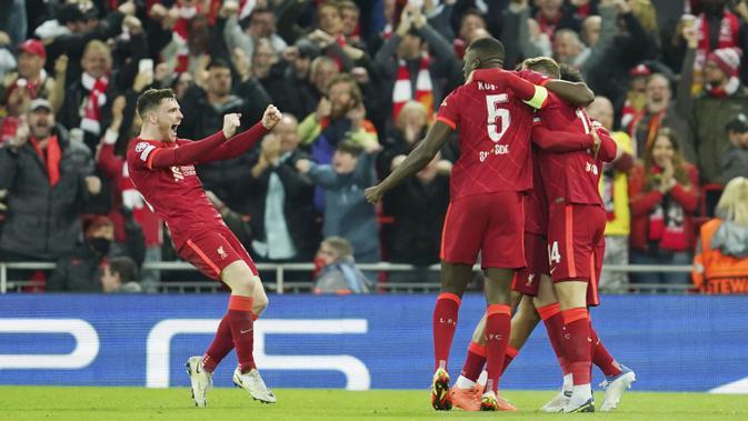 <p>Setelah bermain imbang tanpa gol di babak pertama, Liverpool memastikan kemenangan berkat dua gol dalam rentang waktu dua menit di babak kedua, masing-masing dari bunuh diri Pervis Estupinan dan sontekan Sadio Mane. (AP/Jon Super)</p>