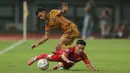 <p>Pemain Persija Jakarta, Rio Fahmi (bawah) terjatuh saat berebut bola dengan pemain Bhayangkara FC, Sani Rizki pada laga pekan ke-20 BRI Liga 1 2023/2024 di Stadion Patriot Candrabhaga, Bekasi, Senin (27/11/2023). (Bola.com/M Iqbal Ichsan)</p>