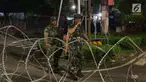 Aparat TNI berjaga di sekitar perempatan jalan Imam Bonjol dekat Gedung KPU RI, Jakarta, Senin (20/5/2019). Jelang penetapan Presiden dan Wakil Presiden terpilih pada Pemilu 2019, jalan Imam Bonjol di sterilkan hingga 25 Mei mendatang. (Liputan6.com/Helmi Fithriansyah)