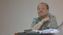 Sutan Bhatoegana  memperhatikan keterangan saksi saat menjalani sidang lanjutan di Pengadilan Tipikor, Jakarta, Senin (18/5/2015). (Liputan6.com/Herman Zakharia)