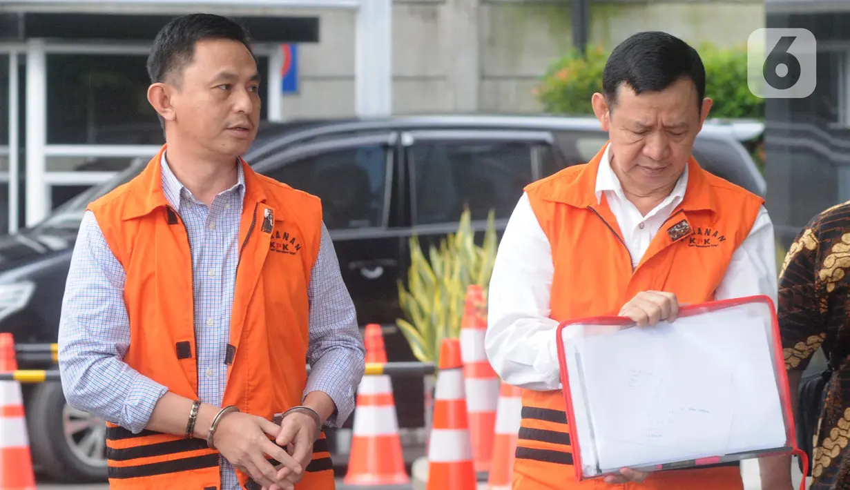 Kepala Dinas Perdagangan nonaktif Kabupaten Lampung Utara Wanhendri (kiri) dan Kepala Dinas PUPR Syahbuddin tiba di Gedung KPK, Jakarta, Jumat (3/1/2020). Keduanya diperiksa sebagai tersangka terkait sejumlah proyek Dinas PUPR dan Dinas Perdagangan Kabupaten Lampung Utara. (merdeka.com/Nwi Narwoko)
