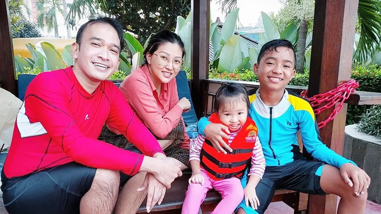 Kedekatan Ruben Onsu Bersama Anak Angkatnya