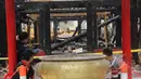 Sejumlah warga duduk di sekitar sisa-sisa kebakaran Wihara Dharma Bakti, Petak Sembilan, Jakarta, Kamis (19/3/2015). Wihara yang lebih dikenal dengan Petak Sembilan ini terbakar pada 2 Maret 2015 lalu. (Liputan6.com/Helmi Afandi)