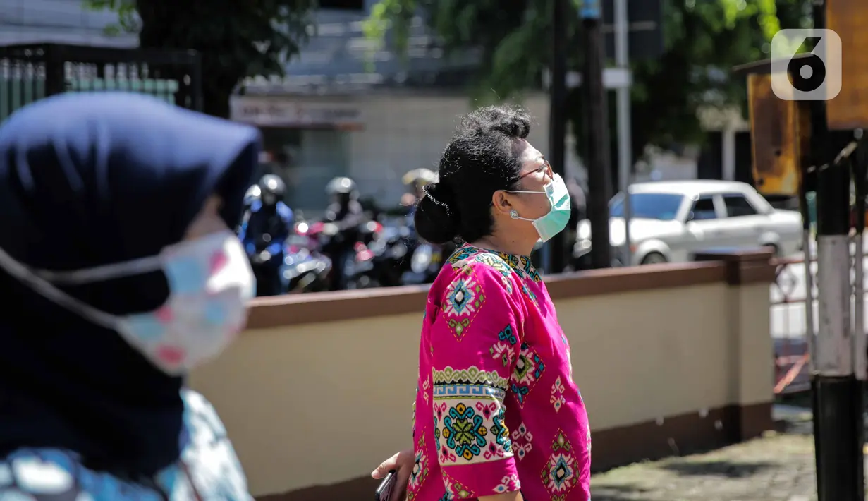 Sejumlah pegawai berjemur di bawah sinar matahari di Kawasan Fatmawati, Jakarta, Selasa (31/3/2020). Berjemur diri di bawah sinar matahari saat pagi merupakan salah satu upaya yang paling sederhana untuk menjaga kesehatan selama wabah virus COVID-19. (Liputan6.com/Faizal Fanani)