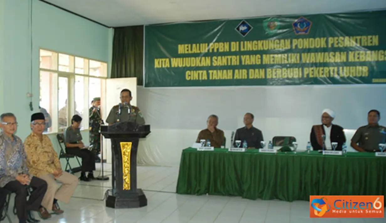 Citizen6, Sukabumi: Pangdam III/Slw Mayjen TNI Sonny Widjaja membuka PPBN bagi santri di Lingkungan Pesantren bertempat di Pondok Pesantren Az’zainiyyah Selabintana Kabupaten Sukabumi, Jumat (13/7). (Pengirim: Pendam3)