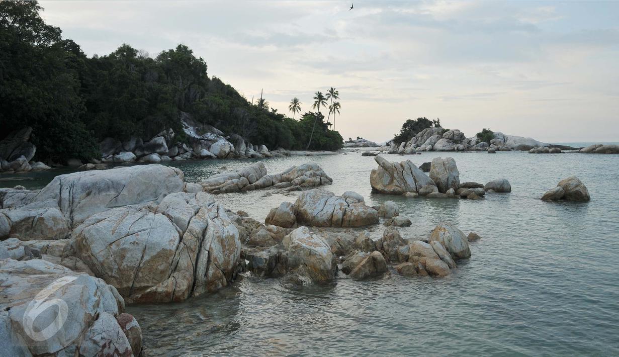 Berbeda dengan pantai-pantai lain, Pantai Parai Tenggiri ini mempunyai air laut yang berwarna hijau toska. Hal ini bakal membuat para pengunjung terkesima dengan keindahannya. (Liputan6.com/Gempur M Surya)
