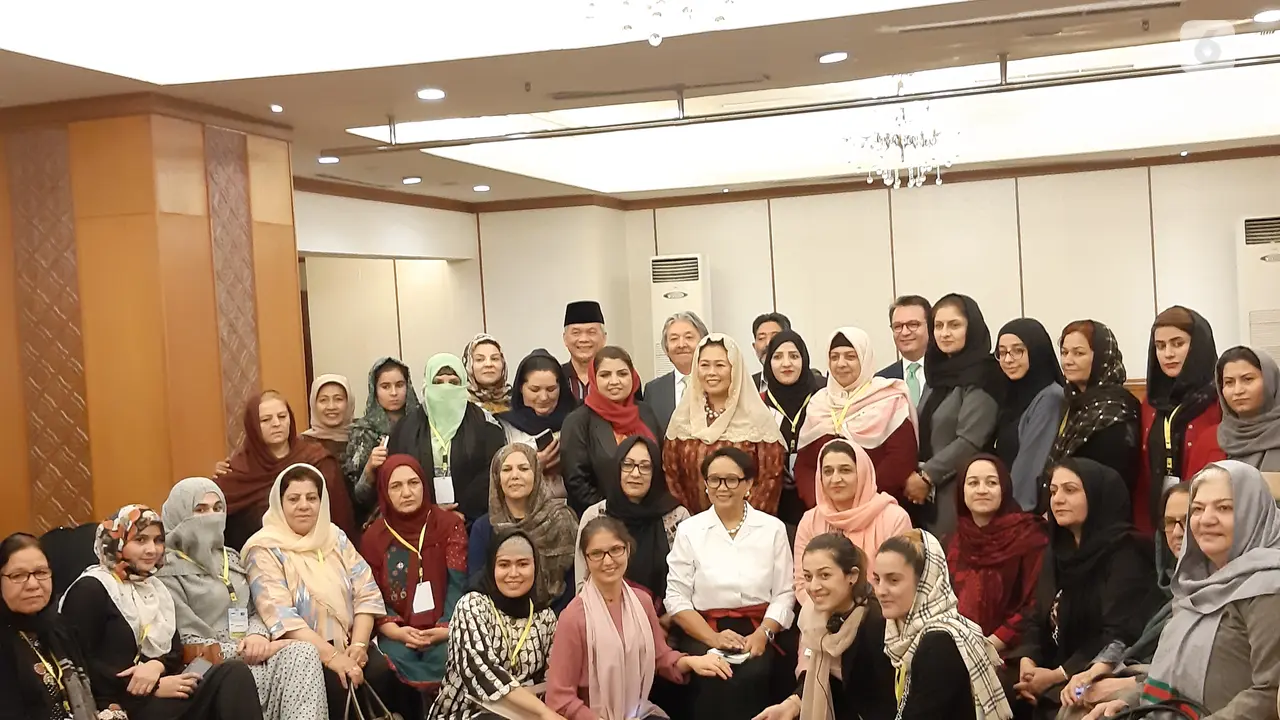 Menlu Retno Marsudi di acara dialog perdamaian dengan wanita Afganistan.