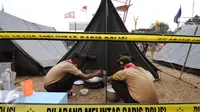 Dua anggota pramuka dari Gugus Depan Warga Binaan memasak makanan saat mengikuti Perkemahan Pemasyarakatan se-Jawa dan Lampung 2015 di Buperta Cibubur Jakarta, Rabu (26/8/2015). (Liputan6.com/Helmi Fithriansyah)