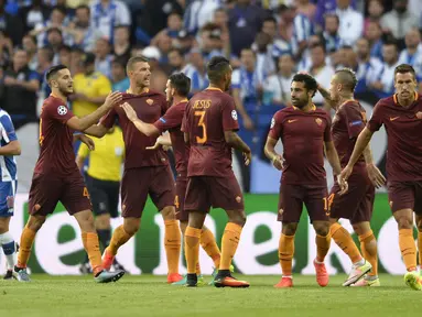 Pemain AS Roma, merayakan gol saat melawan FC Porto pada leg pertama  playoff Liga Champions 2016-2017 di Estadio Do Dragao, Kamis (18/8/2016) dini hari WIB. (AFP/Miguel Riopa)