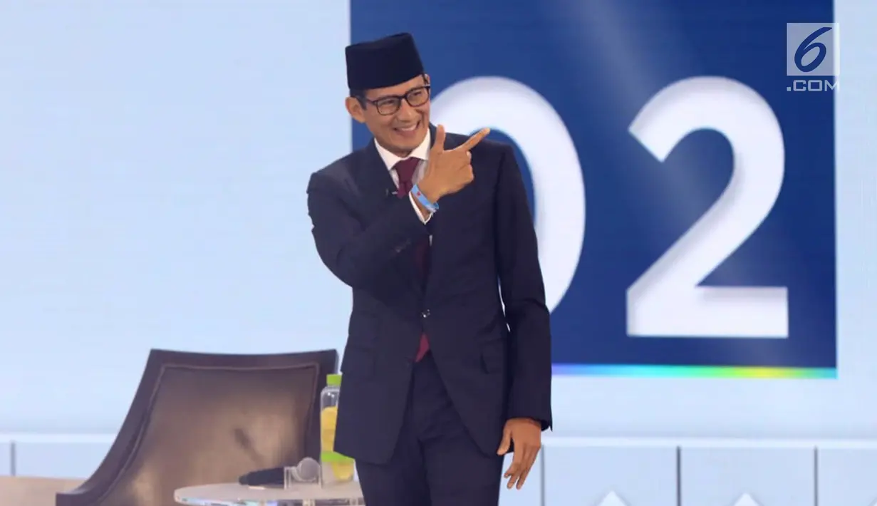 Cawapres nomor urut 02 Sandiaga Uno menaiki panggung debat cawapres 2019 di Hotel Sultan, Jakarta, Minggu (17/3). Debat itu mengangkat tema pendidikan, kesehatan, ketenagakerjaan, sosial dan budaya. (Liputan6.com/Johan Tallo)
