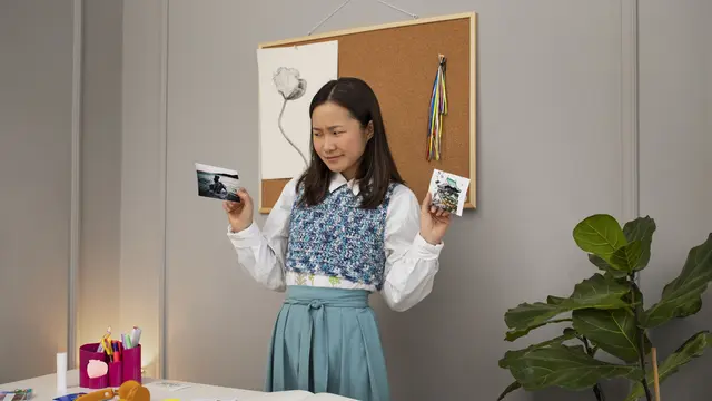 Seorang perempuan sedang berusaha memilih gambar untuk vision board (Foto Dok: Freepik/freepik)